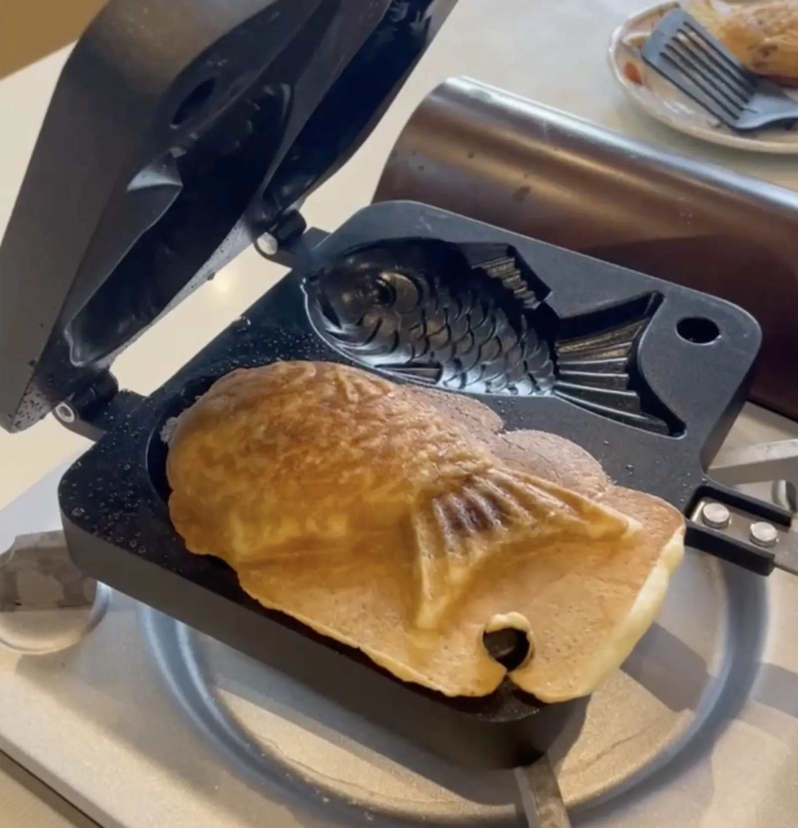 Taiyaki fish-shaped pastry making
